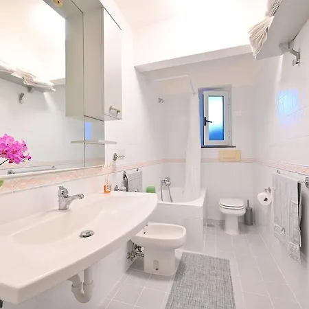 Ischian Escape- Vintage Bath And Lush Nature *